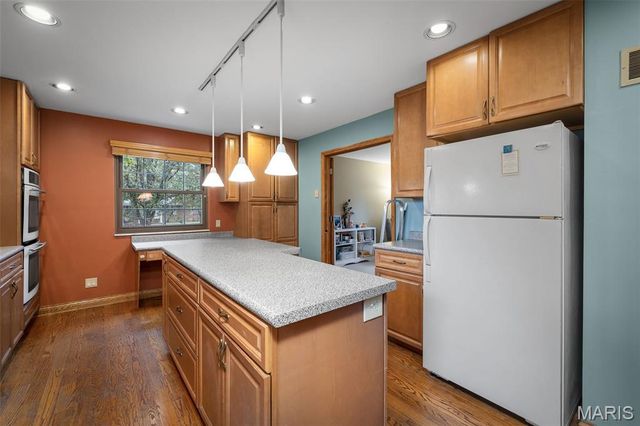 9205 Roger Lee Lane, St Louis, MO 63126