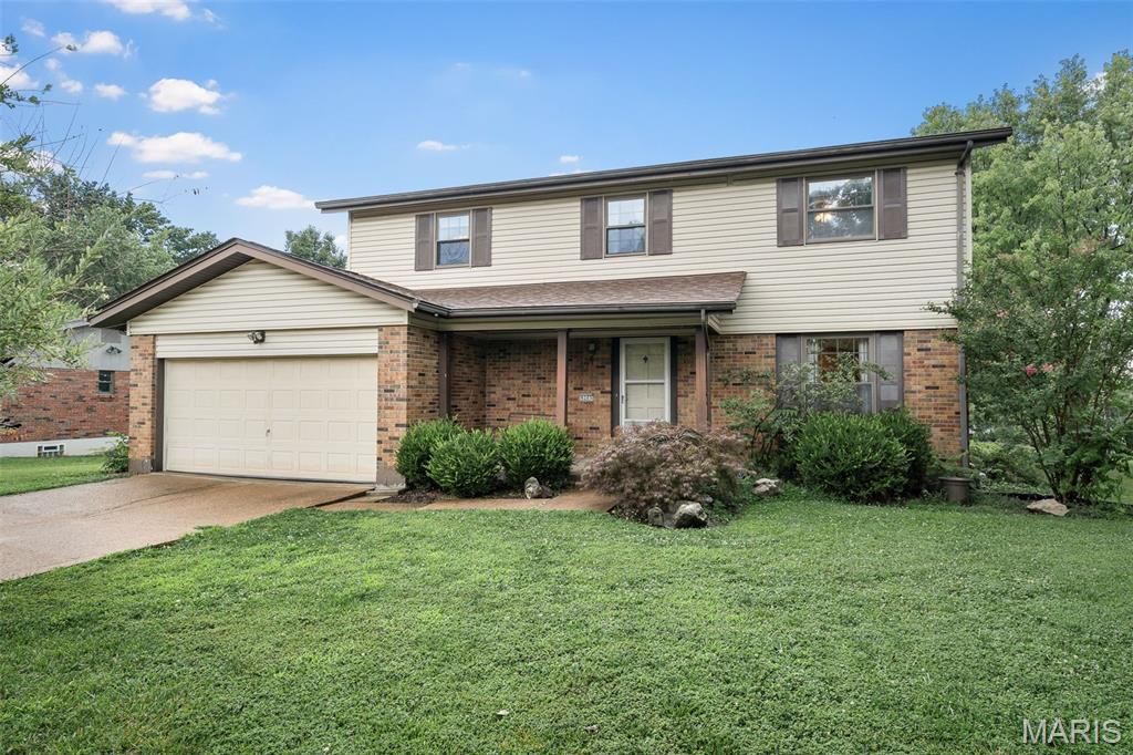 9205 Roger Lee Lane, St Louis, MO 63126