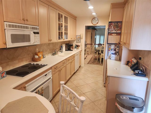 166 Southgate Circle, Massapequa Park, NY 11762