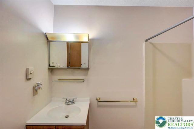 38 Spokane Road, Penn Forest Twp, PA 18210