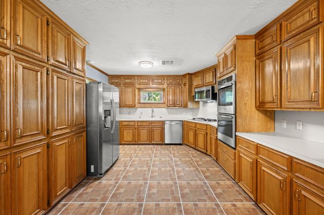 616 Cannan Drive, Angleton, TX 77515