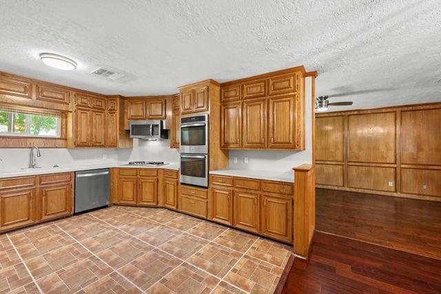 616 Cannan Drive, Angleton, TX 77515
