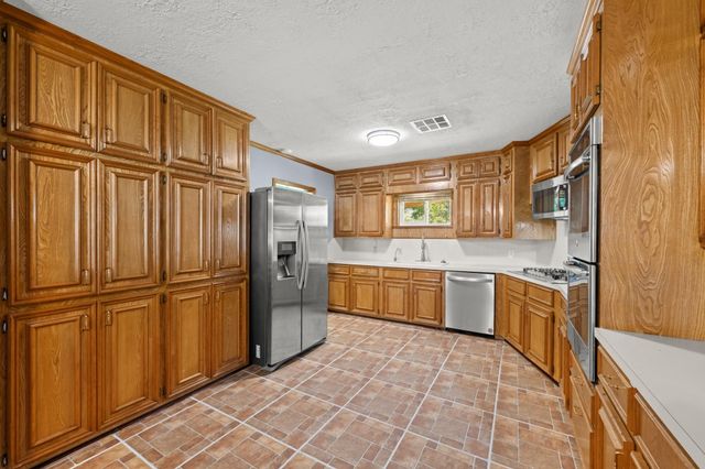 616 Cannan Drive, Angleton, TX 77515