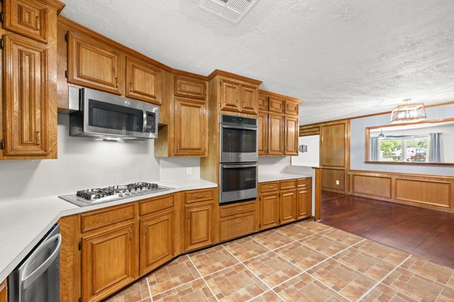 616 Cannan Drive, Angleton, TX 77515