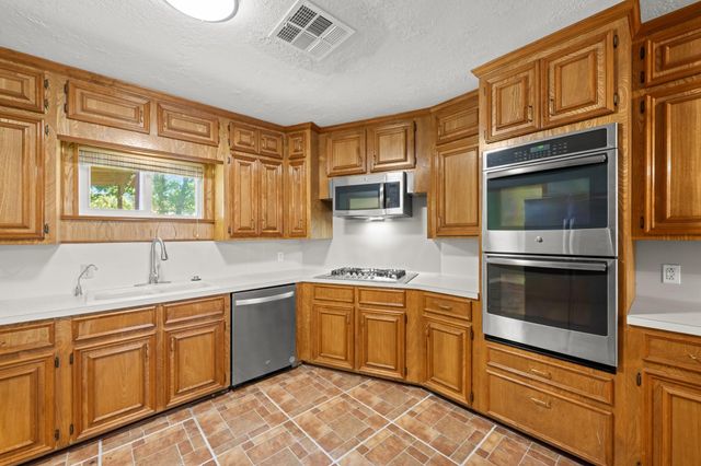 616 Cannan Drive, Angleton, TX 77515