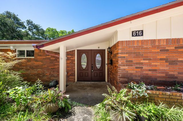 616 Cannan Drive, Angleton, TX 77515