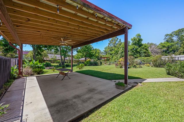 616 Cannan Drive, Angleton, TX 77515