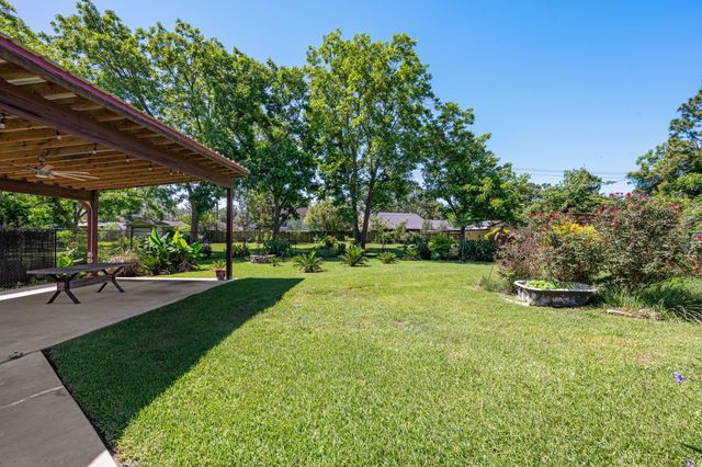 616 Cannan Drive, Angleton, TX 77515