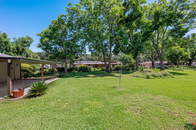 616 Cannan Drive, Angleton, TX 77515