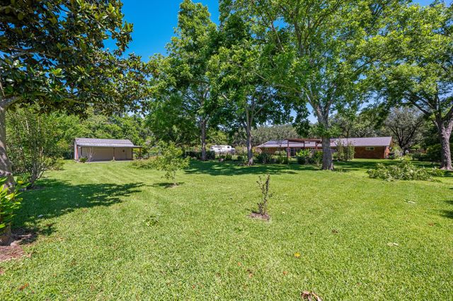 616 Cannan Drive, Angleton, TX 77515