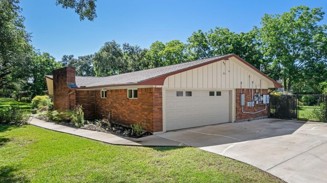 616 Cannan Drive, Angleton, TX 77515