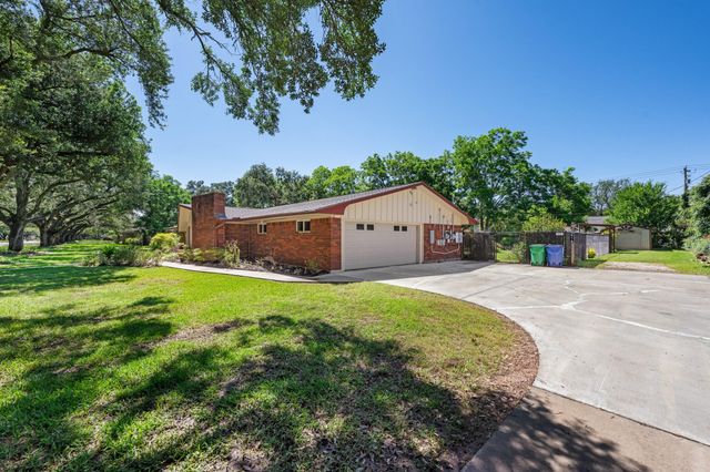 616 Cannan Drive, Angleton, TX 77515