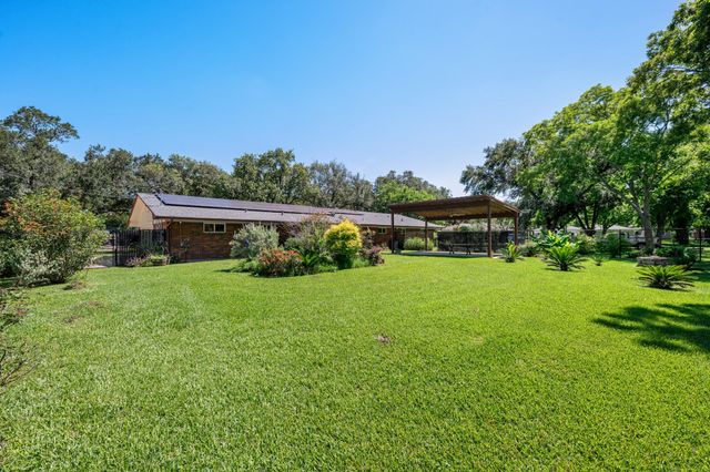 616 Cannan Drive, Angleton, TX 77515