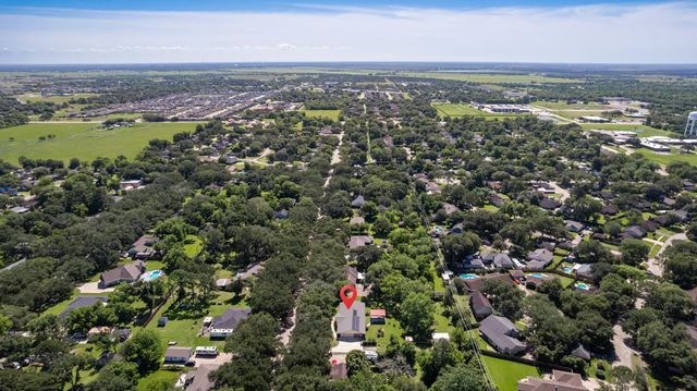 616 Cannan Drive, Angleton, TX 77515