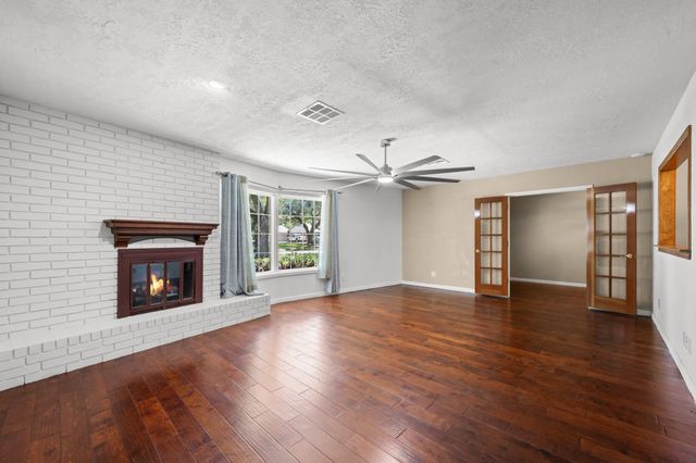 616 Cannan Drive, Angleton, TX 77515