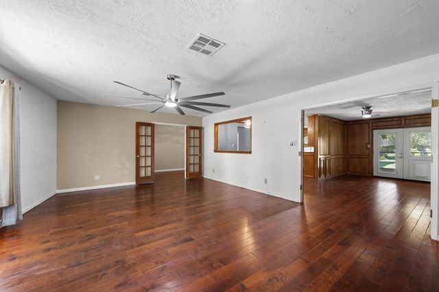 616 Cannan Drive, Angleton, TX 77515