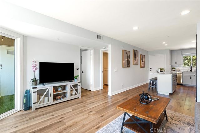 707 W 4th 8, Long Beach, CA 90802
