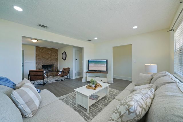 15 Lakeview Drive, Mary Esther, FL 32569