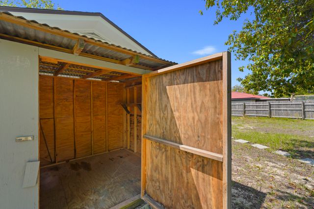 15 Lakeview Drive, Mary Esther, FL 32569