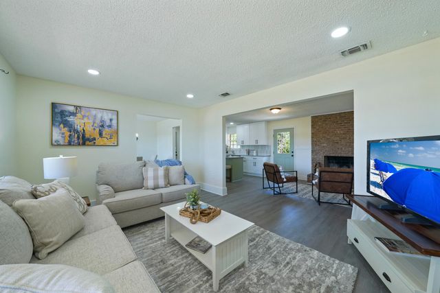 15 Lakeview Drive, Mary Esther, FL 32569