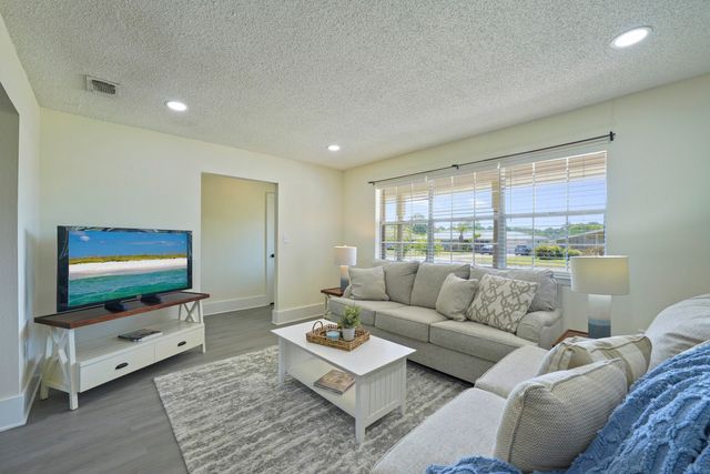 15 Lakeview Drive, Mary Esther, FL 32569