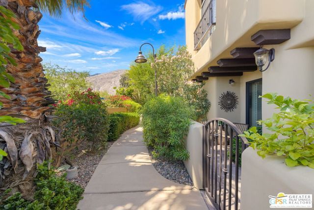 1015 Villorrio Drive S, Palm Springs, CA 92262