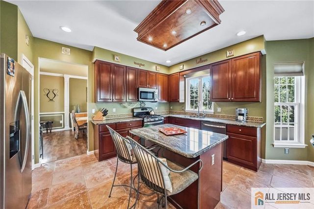 38 Maplehurst Lane, Piscataway, NJ 08854