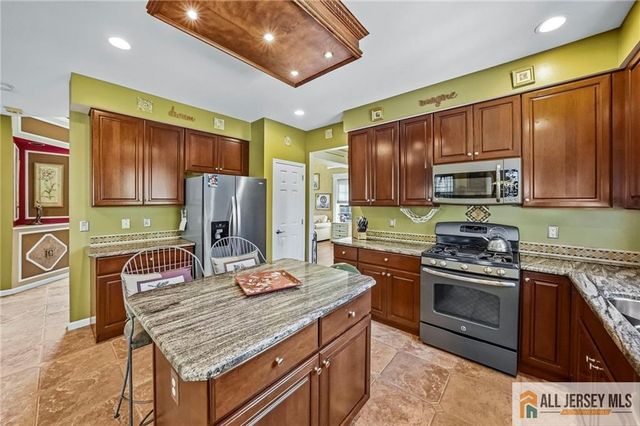 38 Maplehurst Lane, Piscataway, NJ 08854