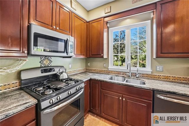 38 Maplehurst Lane, Piscataway, NJ 08854