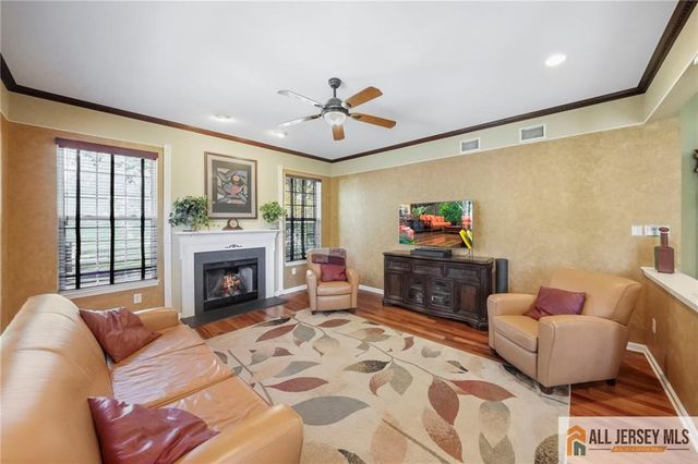 38 Maplehurst Lane, Piscataway, NJ 08854
