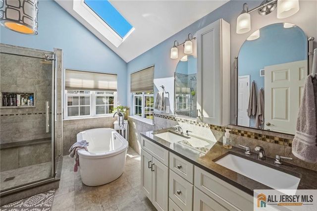 38 Maplehurst Lane, Piscataway, NJ 08854