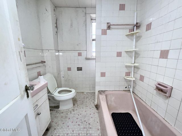 579 6th Avenue, Troy, NY 12182