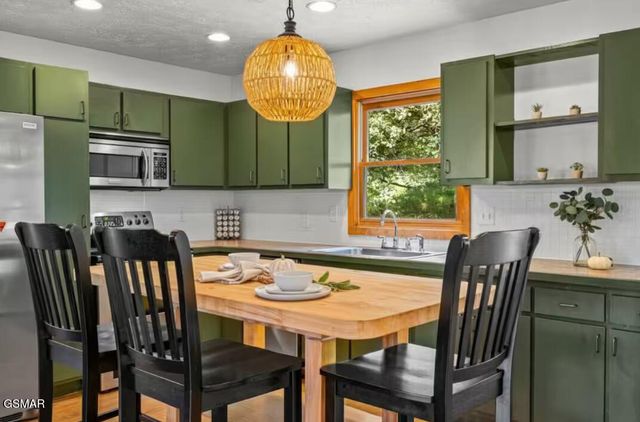 2489 Upper Middle Creek Road, Sevierville, TN 37876