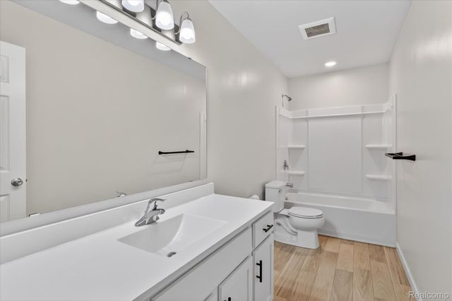 13780 Oasis Avenue, Holland Charter Township, MI 49424