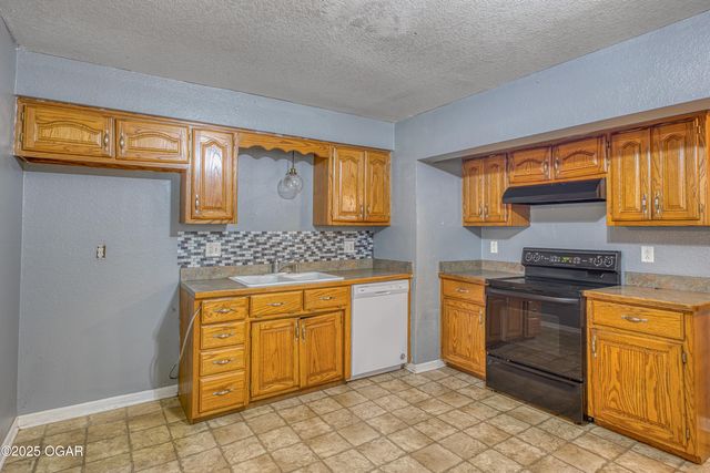 2838 E 11th Street, Joplin, MO 64801