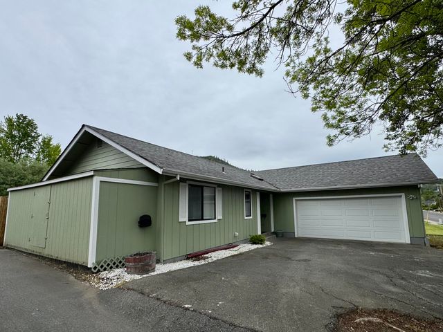 1026 NE A Street, Grants Pass, OR 97526