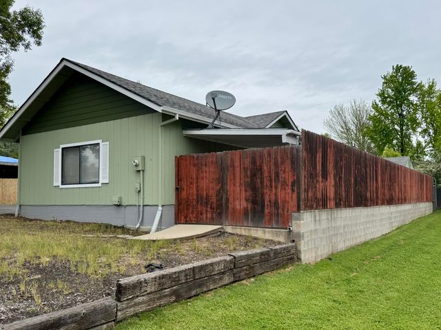 1026 NE A Street, Grants Pass, OR 97526