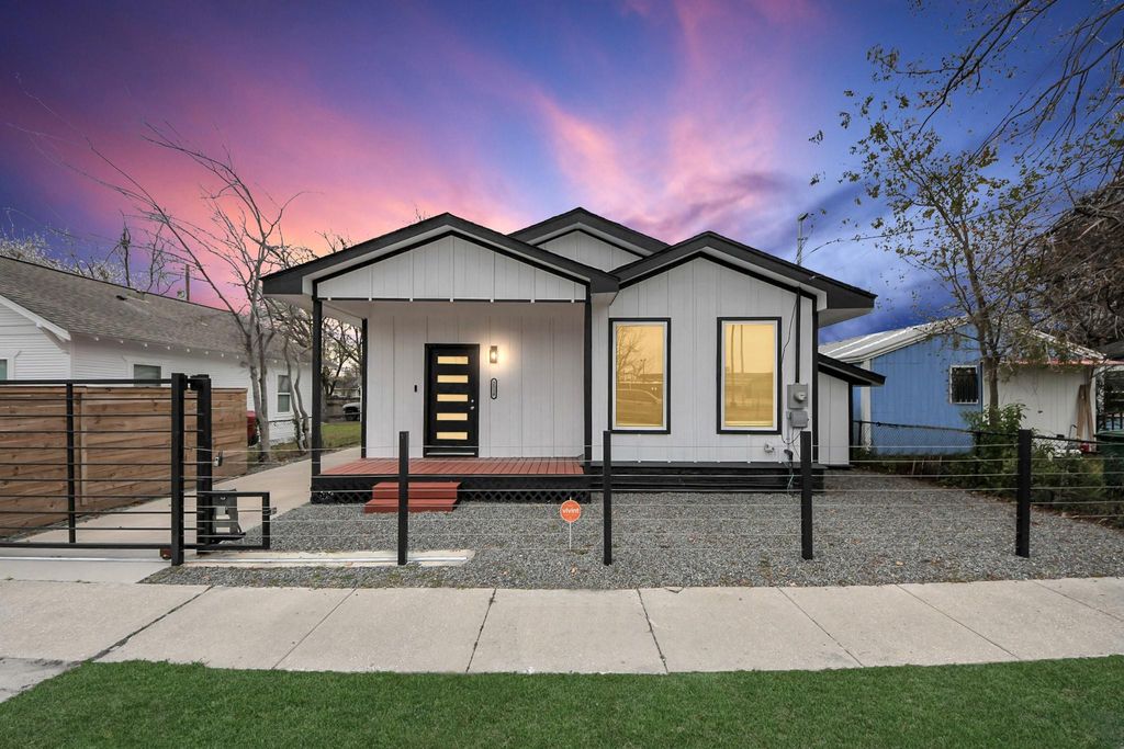 Image 1 of property listing at 2518 Cochran Street, Houston, TX 77009