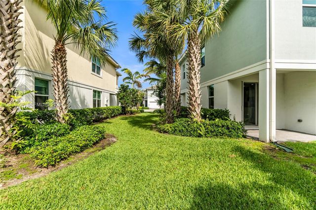 582 Parsons Way ., Deerfield Beach, FL 33442
