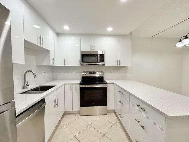 418 Pine Glen Lane C-1, Greenacres, FL 33463