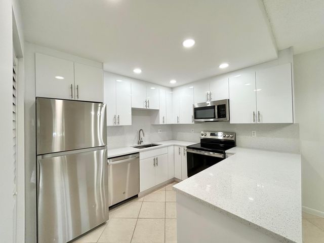 418 Pine Glen Lane C-1, Greenacres, FL 33463