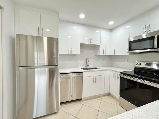 418 Pine Glen Lane C-1, Greenacres, FL 33463