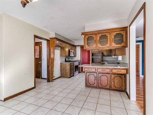 6304 Lansbrook Lane, Oklahoma City, OK 73132