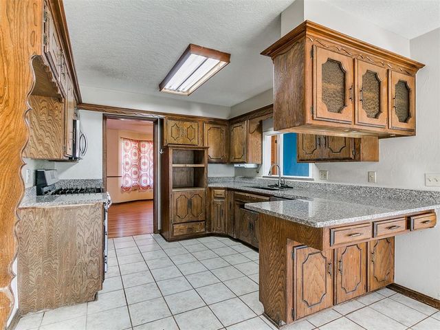 6304 Lansbrook Lane, Oklahoma City, OK 73132