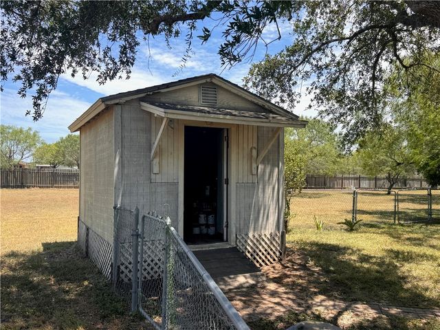 296 County Road 1601, Alice, TX 78332