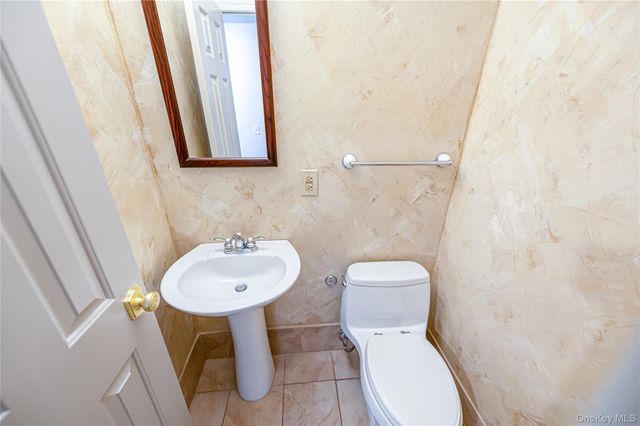 2 Sea View Lane, Mount Sinai, NY 11766