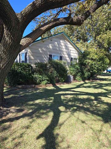 1021 E Gladstone, Frederick, OK 73542