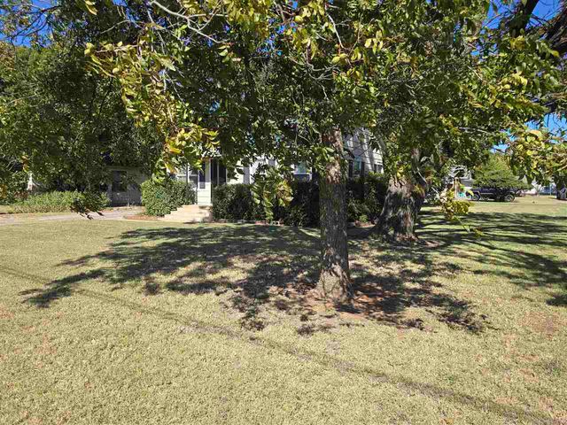 1021 E Gladstone, Frederick, OK 73542