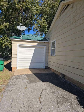 1021 E Gladstone, Frederick, OK 73542