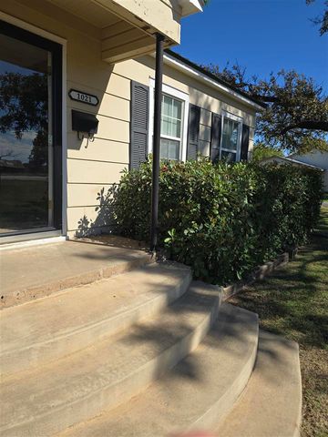 1021 E Gladstone, Frederick, OK 73542